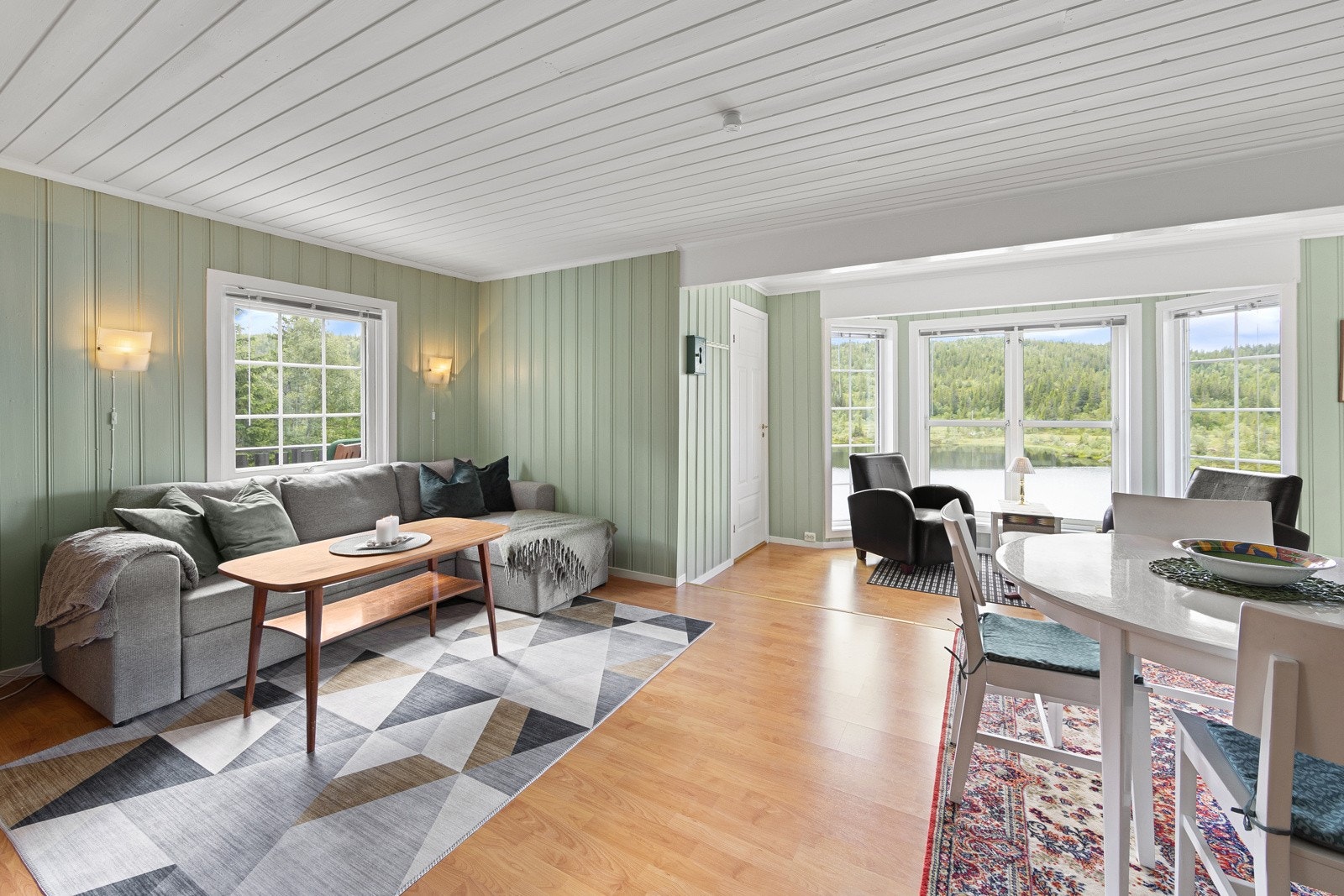 Her er det god plass til sofagruppe der du og dine nære kan samles etter en lang dag ute i de vakre omgivelsene. Galleribilde