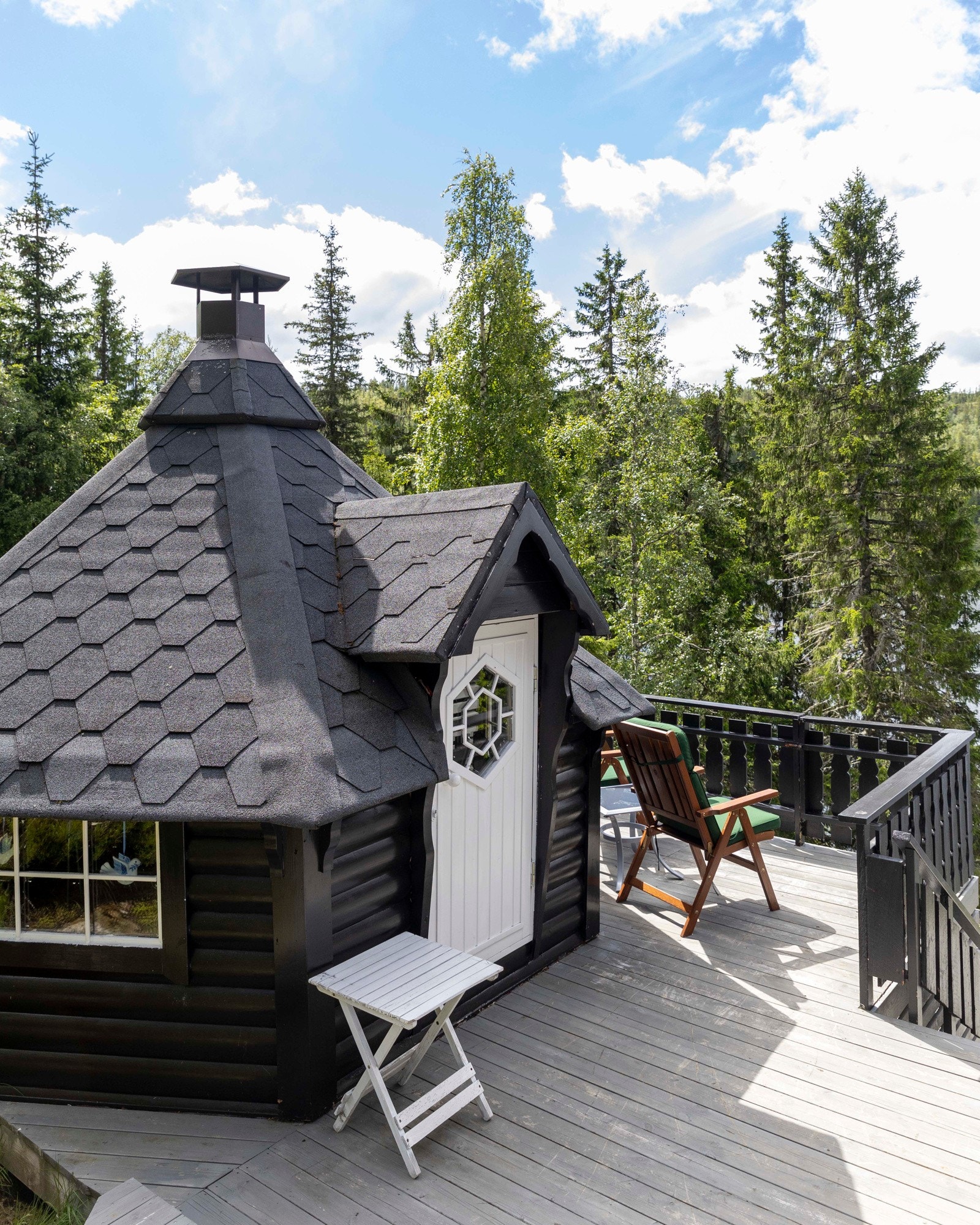 Fra terrassen har man direkte adgang til eiendommens grillhytte. Galleribilde