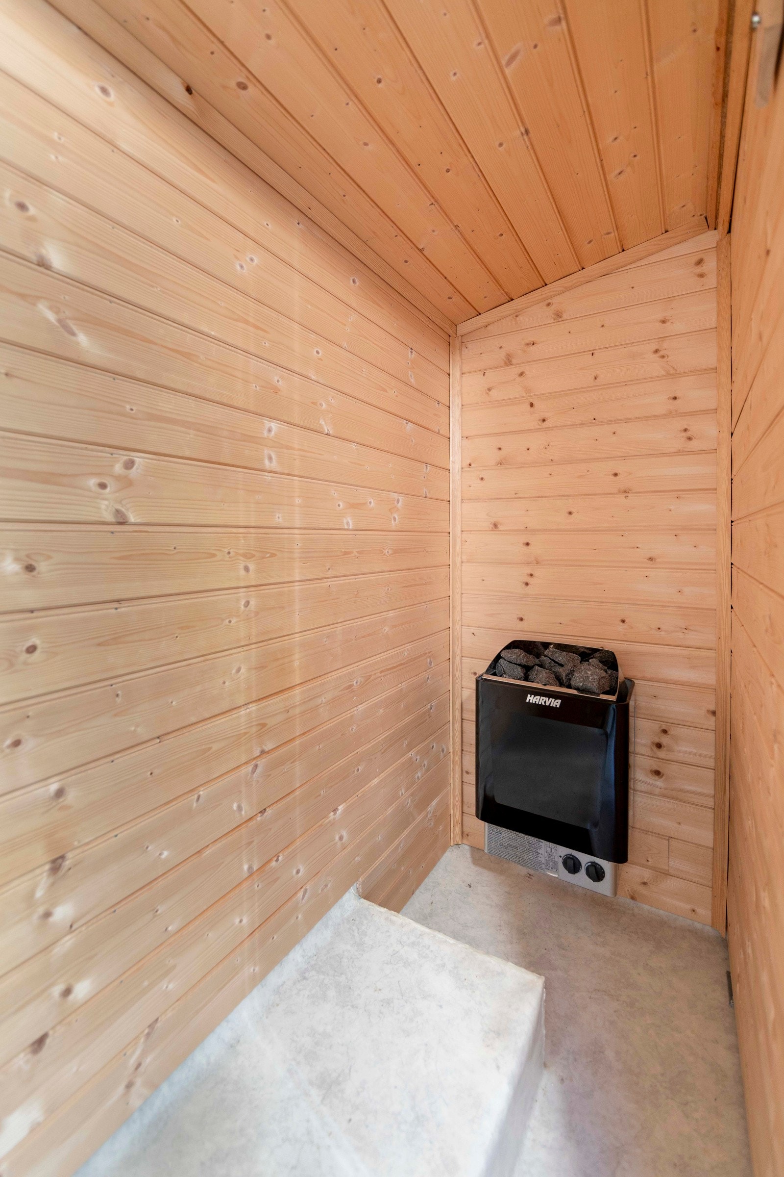 Badstuen har gulv med belegg, vegger og tak med panel. Galleribilde