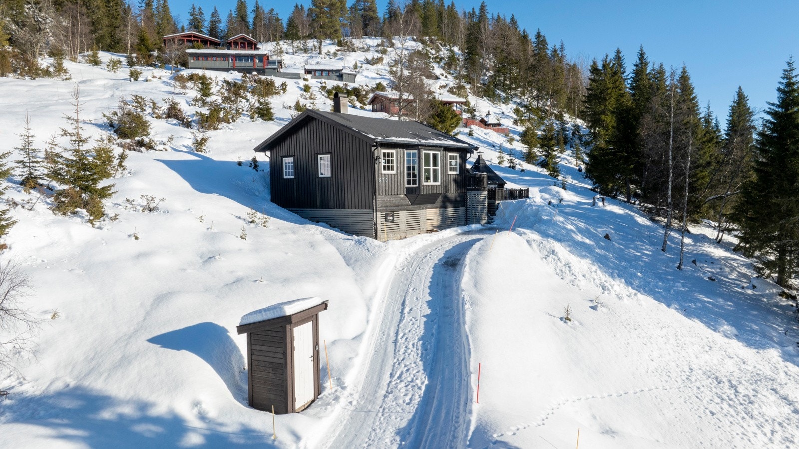 Heivegen 870 er en sjarmerende eiendom som ligger idyllisk til i Nissedal kommune, omgitt av vakker norsk natur. Galleribilde