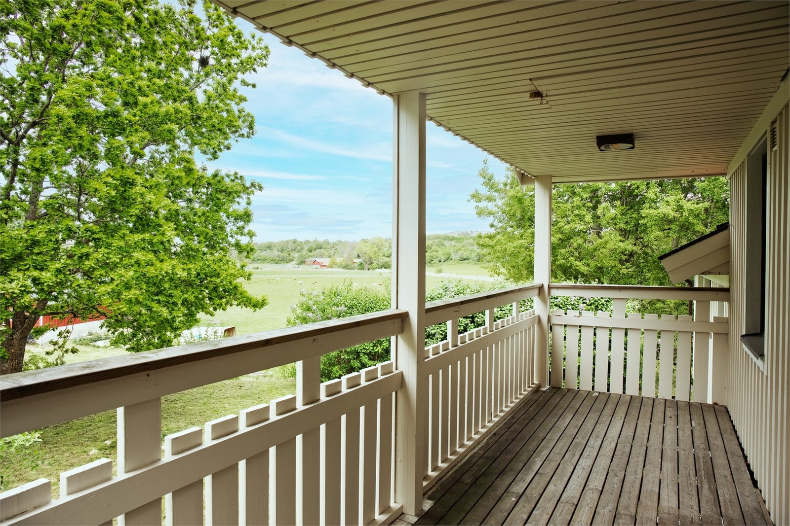 Balkong med lantlig vy Galleribilde
