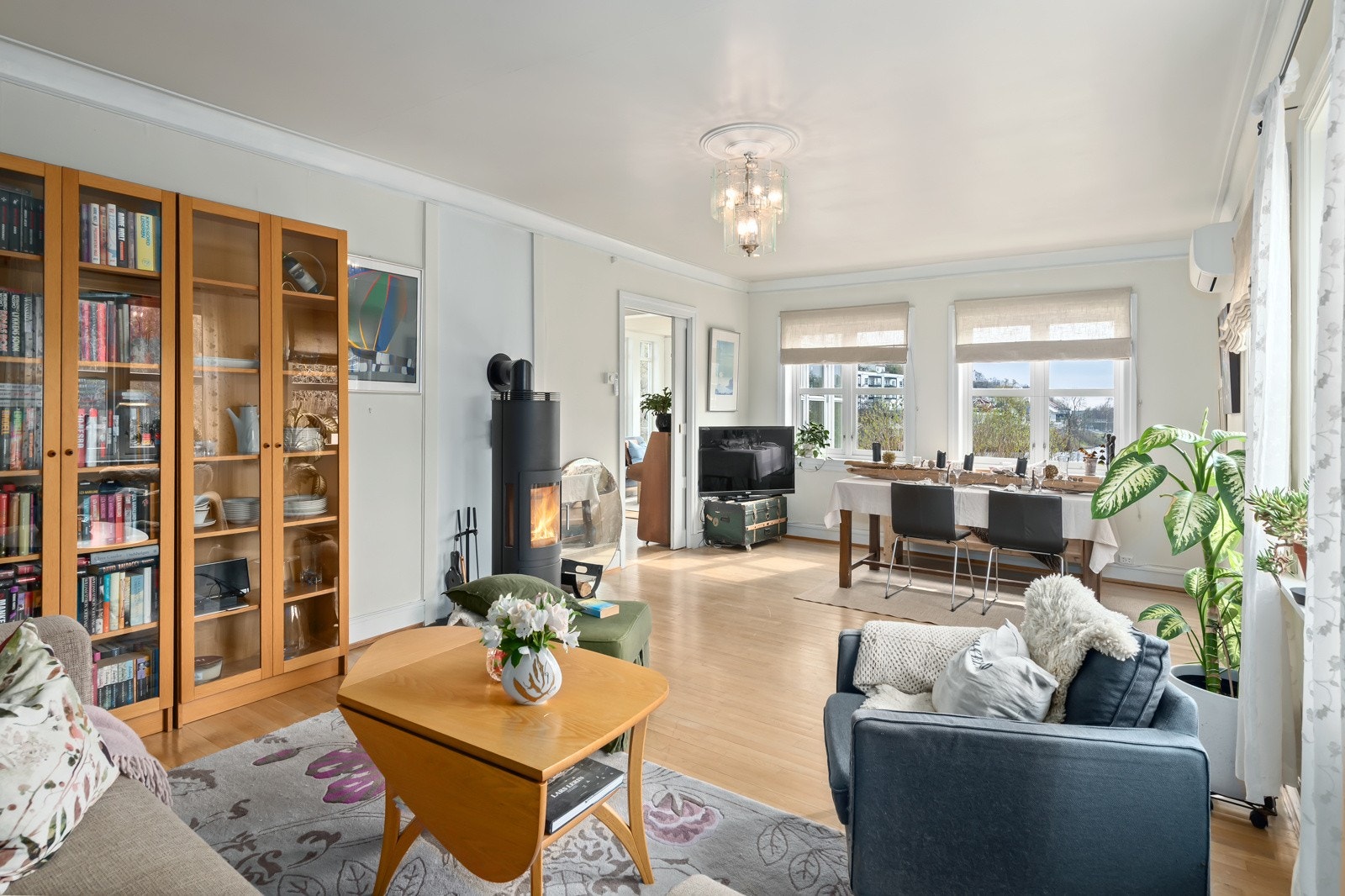 Mye naturlig lys fra de store vindsuflatene har man også i stua. Galleribilde