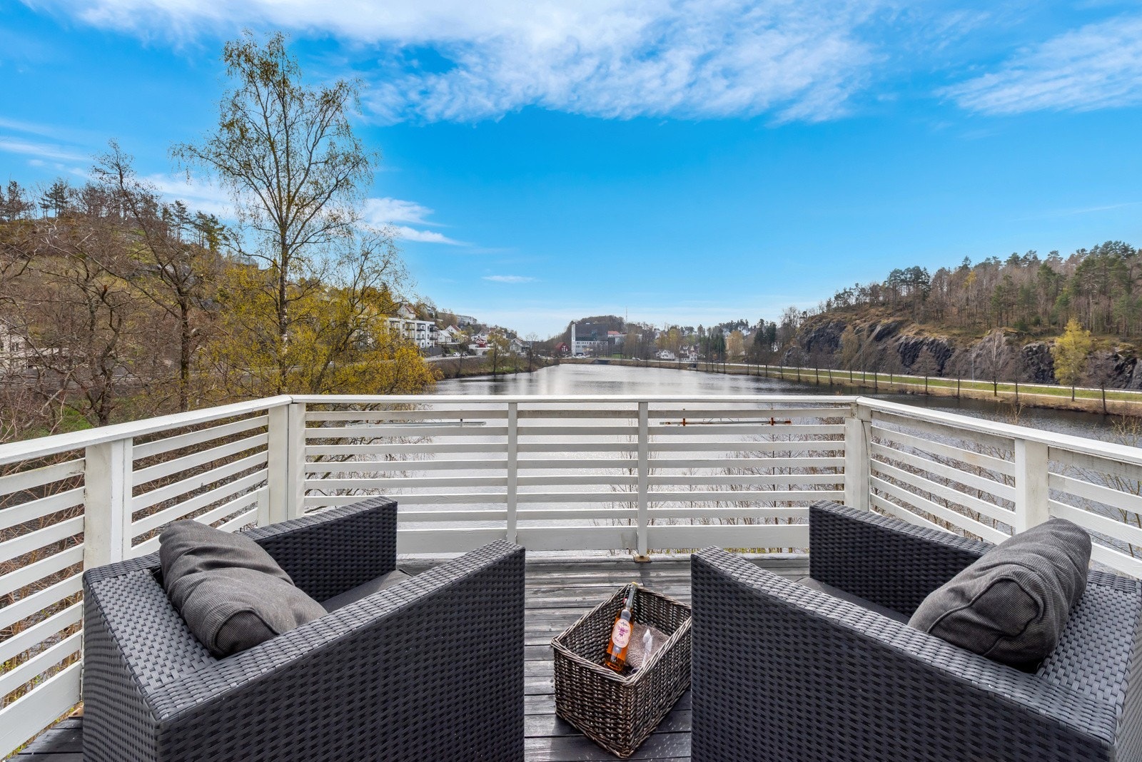 Balkong i 2.etg. er i god størrelse med super utsikt. Galleribilde