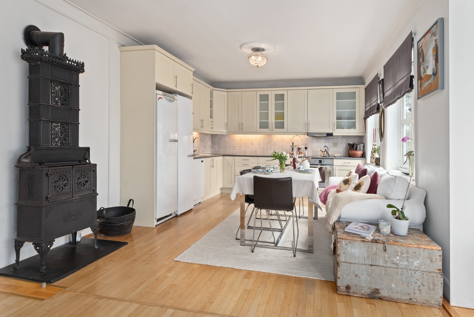 Kjøkken fra 2006 i god størrelse med god plass til spisegruppe. Galleribilde