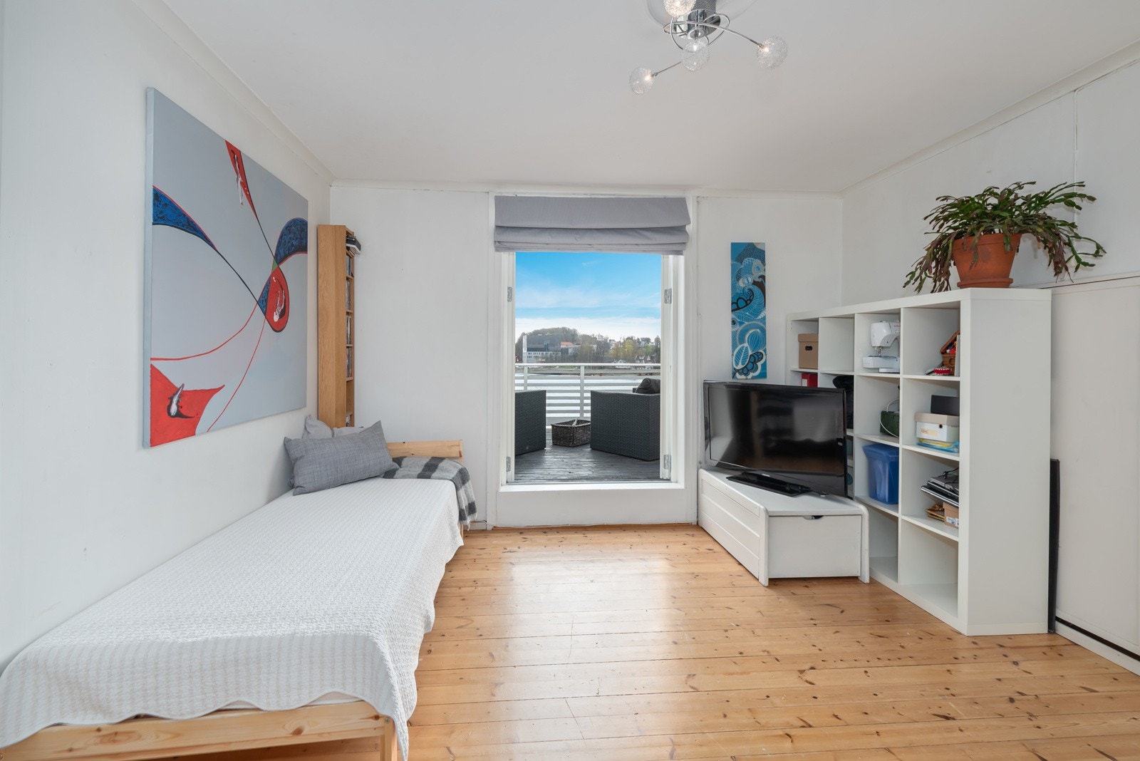 Loftstue med utgang til balkong. Galleribilde