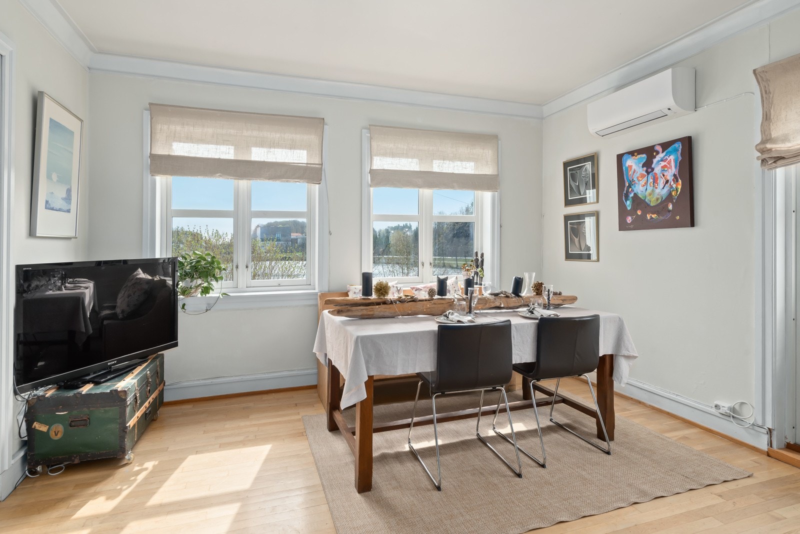 Varmepumpe fra 2020 samt peisovn er oppvarmingskildene i stua. Galleribilde