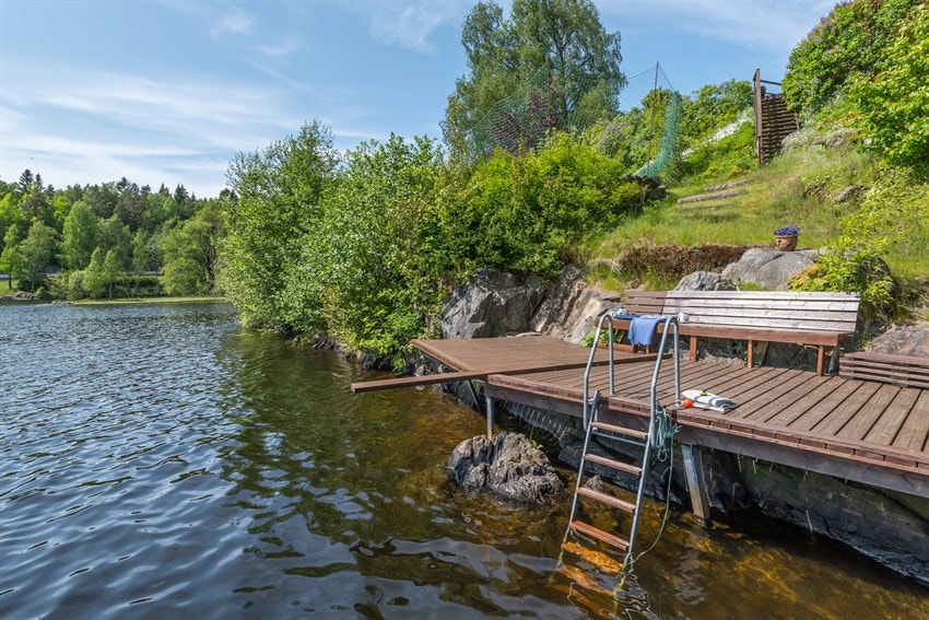 Bryggeanlegg med badestige. NB:Bryggen er beiset i mørkere farge enn det fremstår på bilde. Galleribilde