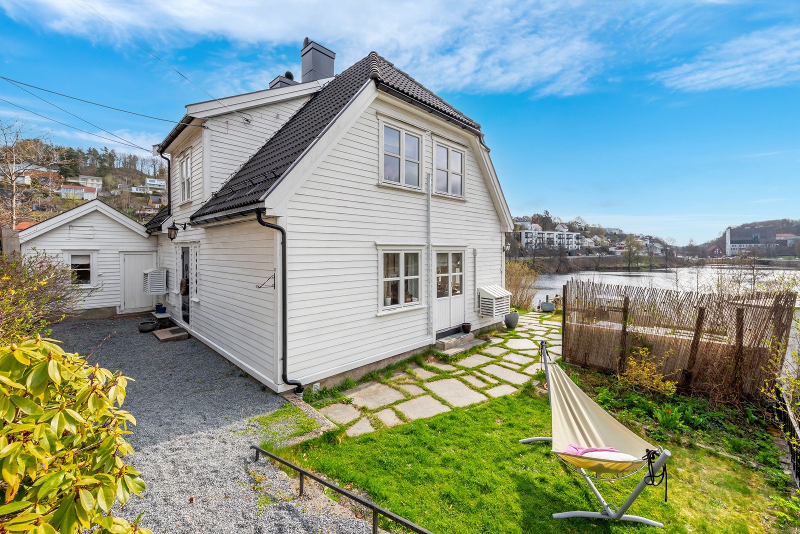 Boligen er flott plassert på en høyde med god utsikt og stor tomt. Galleribilde