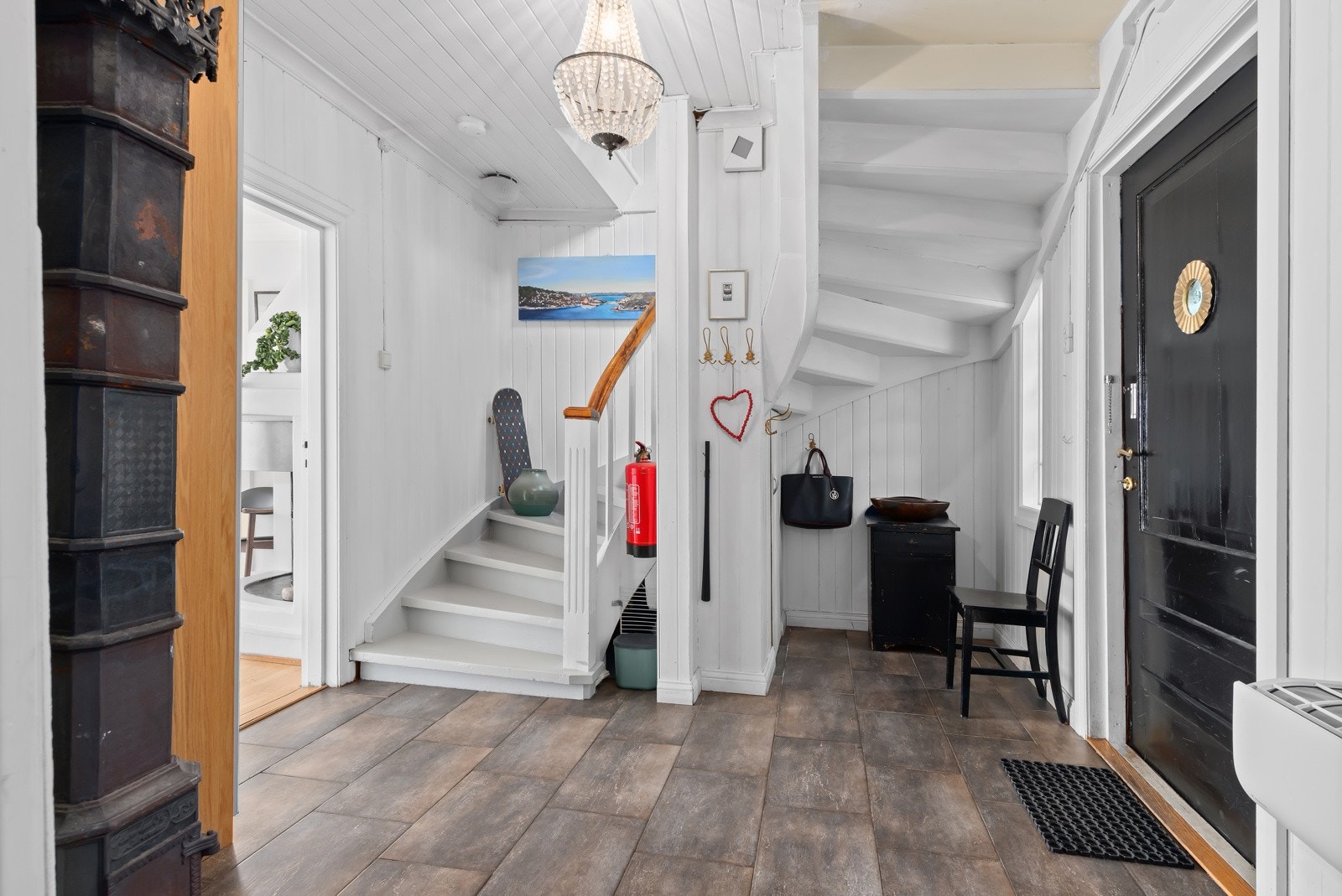 Romslig hall med flislagte gulver. Her er det også varmepumpe fra 2022. Galleribilde