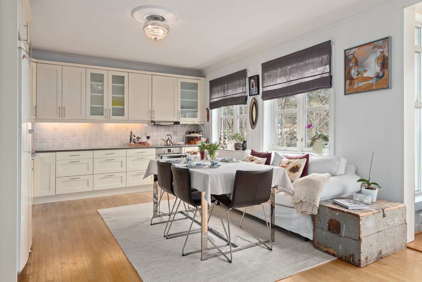 Kjøkkenet byr på rikelig med skap- og benkplass. Galleribilde