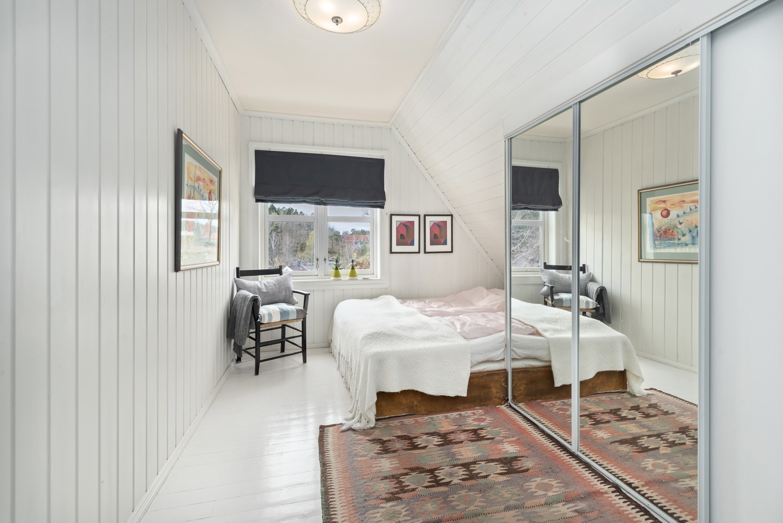 Soverom 1 med praktisk skyvedørsgarderobe. Galleribilde