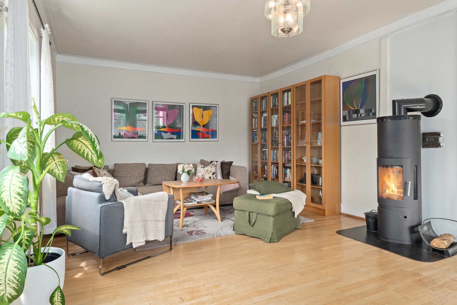 Romslig stue med peisovn. Galleribilde