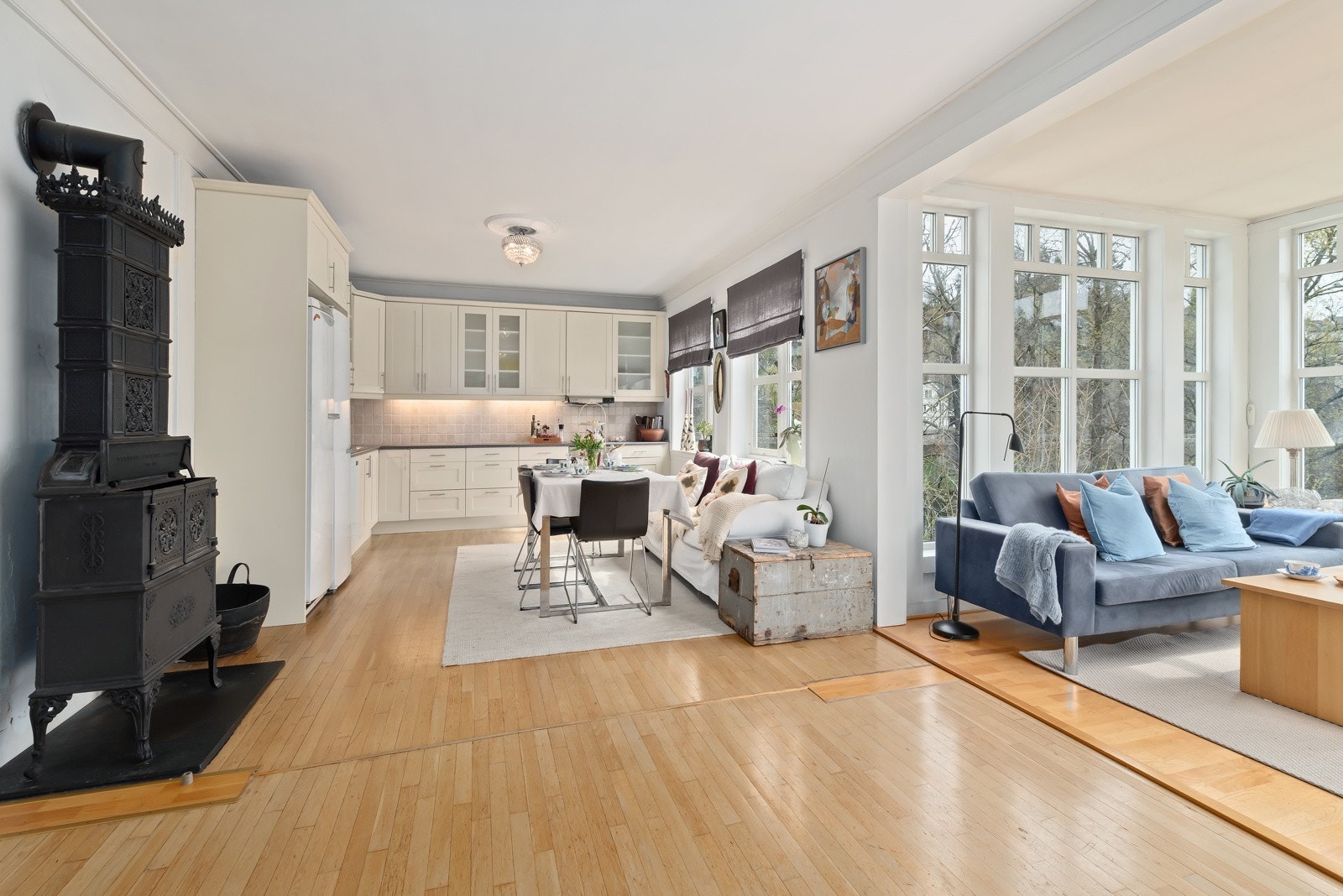 Lys og fin stue med store og gode rom. Galleribilde