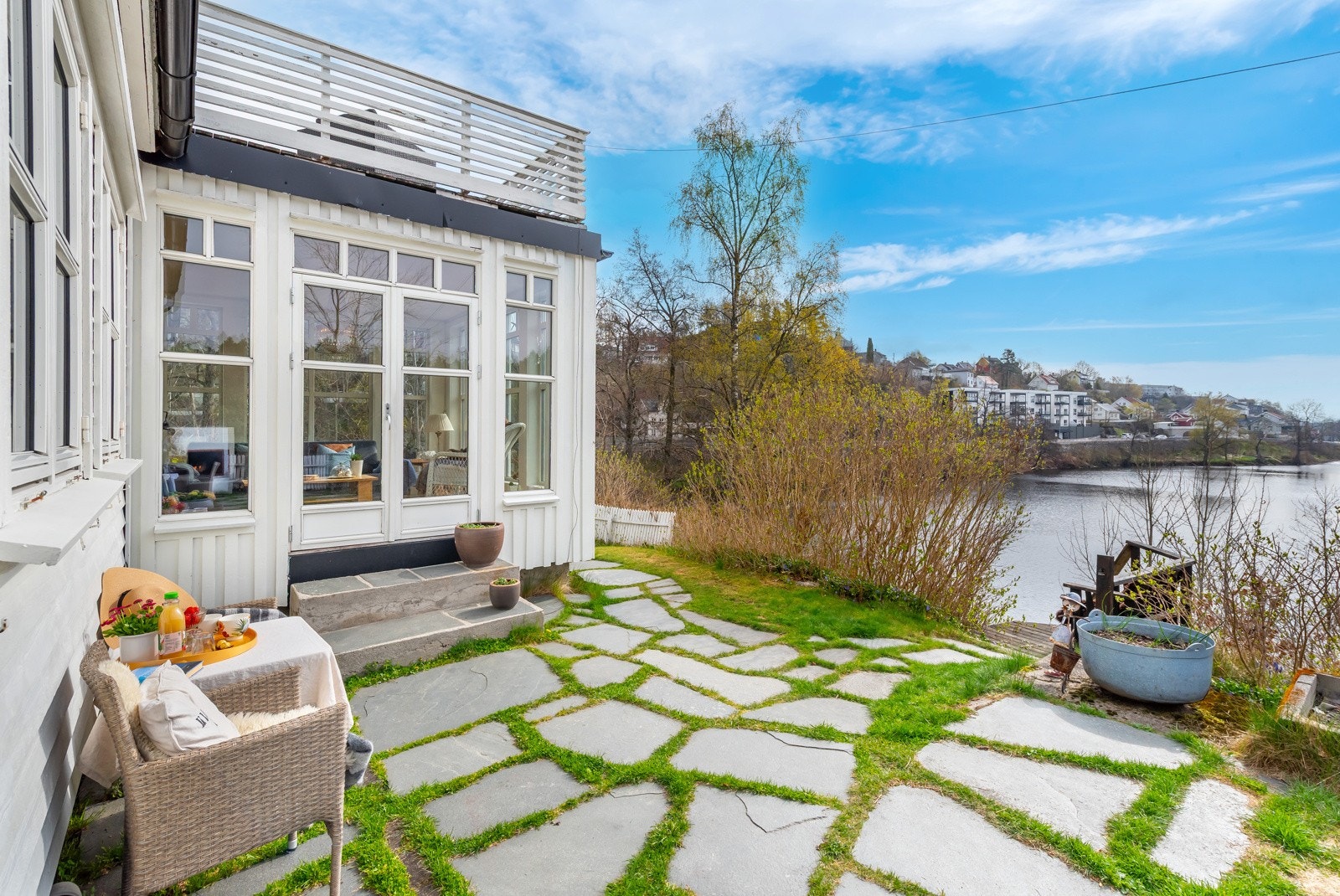 Egen utgang fra stua til uteområdene. Galleribilde