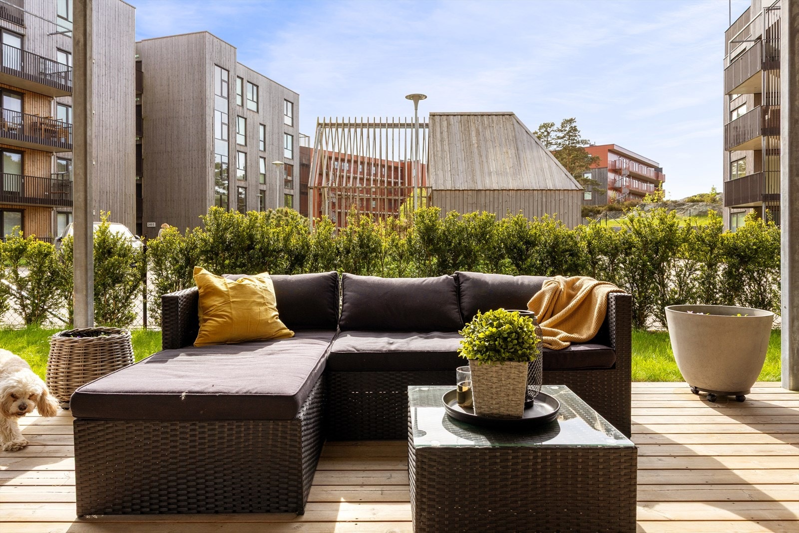 Moderne og tiltalende 3-roms eierleilighet fra 2021, med stor inngjerdet hage og solrik terrasse. Leiligheten byr på bla. et stilrent kjøkken med smarte løsninger og en gjennomtenkt planløsning. Det er også mulighet for kjøp av garasjeplass. Galleribilde