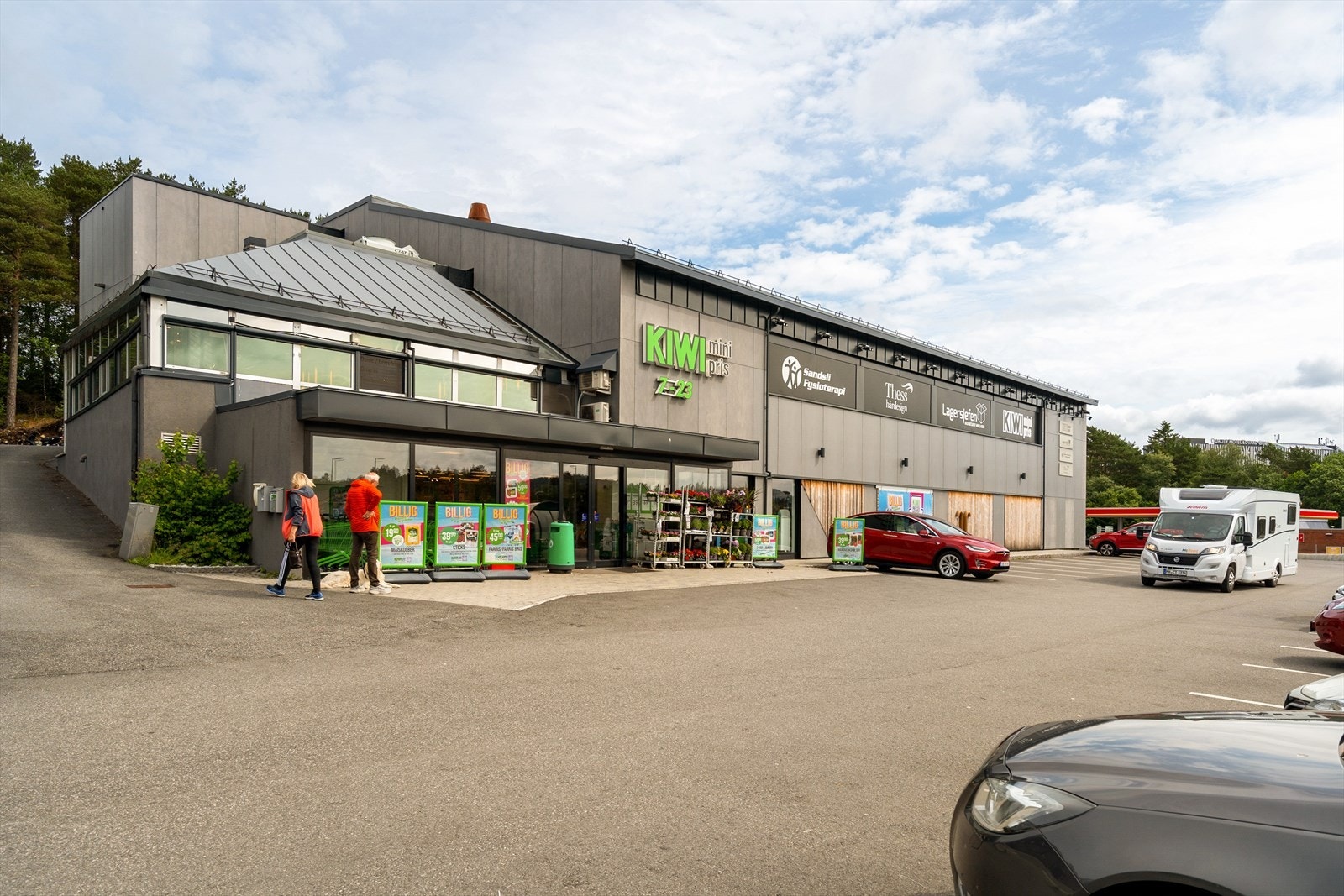 Det er kort vei til dagligvarebutikker, treningssenter m.m. Galleribilde
