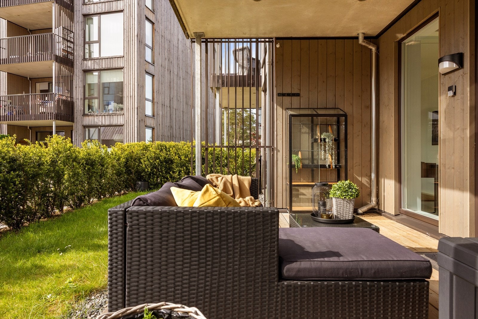Terrassen og hagen har rikelig med plass til både utemøbler, grill og beplantning, et ideelt sted for avslapning og hyggelige sammenkomster på varme dager. Galleribilde