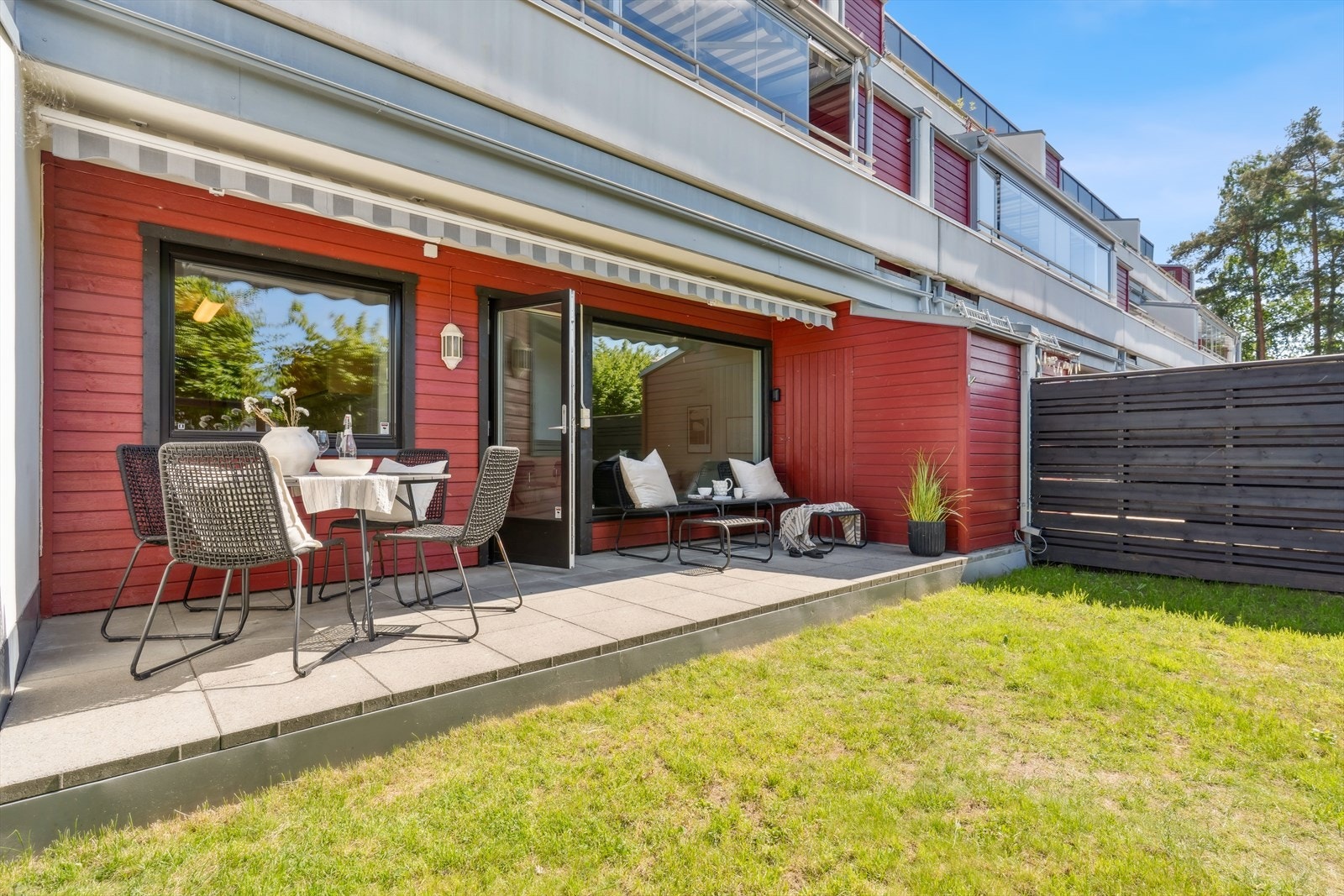 Videre fra terrassen er det en privat, inngjerdet hage med port ut til velstelte fellesarealer. Galleribilde