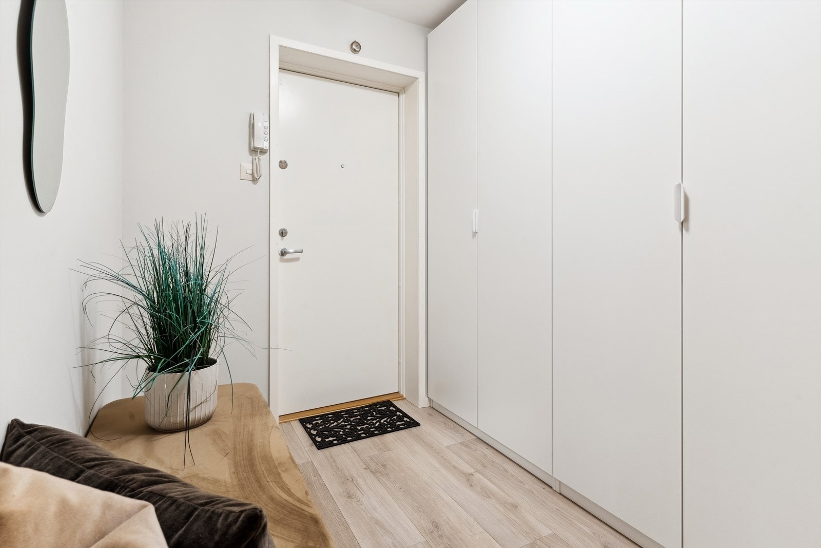 I entreen er det montert et stort garderobeskap som gjør det enkelt å organisere både sko og yttertøy på en ryddig måte. Galleribilde