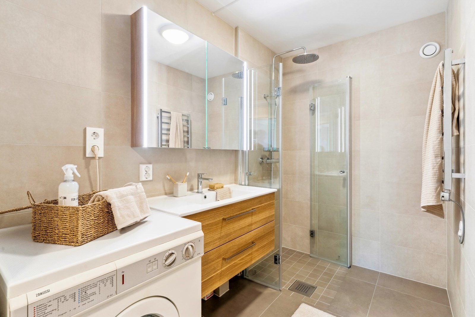 Lekkert flislagt baderom rehabilitert i 2025 med dokumentasjon. Opplegg og plass for vaskemaskin. Galleribilde