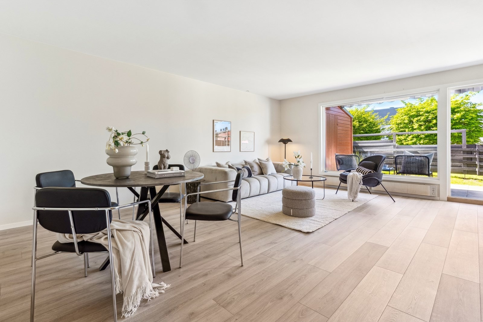 Velkommen til en flott 3-roms med trappefri adkomst, vestvendt uteplass og hage. Galleribilde