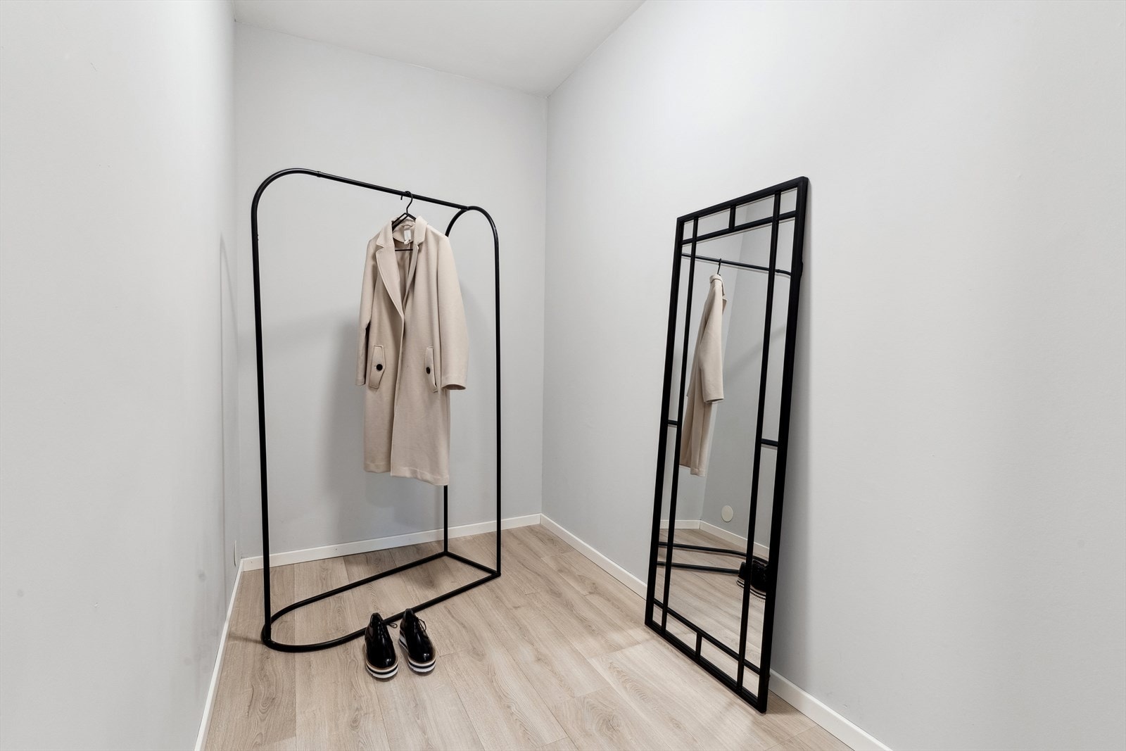 Praktisk innvendig bod som kan benyttes til garderobe og oppbevaring av husholdningsartikler. Boligen disponerer også en bod på etasjeplan målt til ca 4 m². Galleribilde