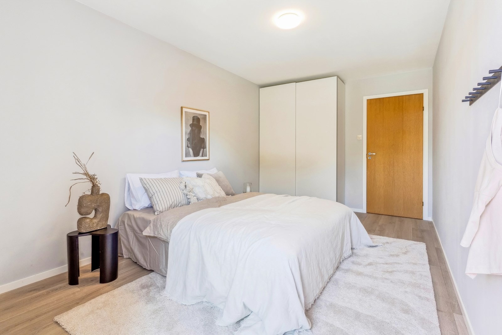 Garderobeskapet gir rikelig med oppbevaringsplass og gjør det enkelt å holde rommet ryddig og organisert. Galleribilde