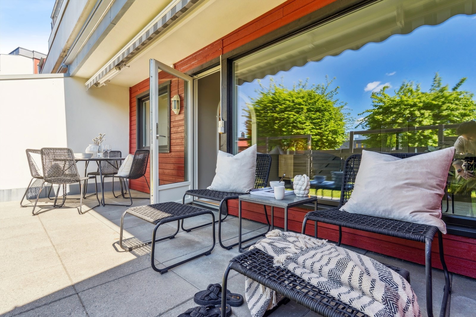 Fra stuen er det utgang til en vestvendt terrasse på ca. 13m². Her er det god plass til grill og sittegruppe. Galleribilde