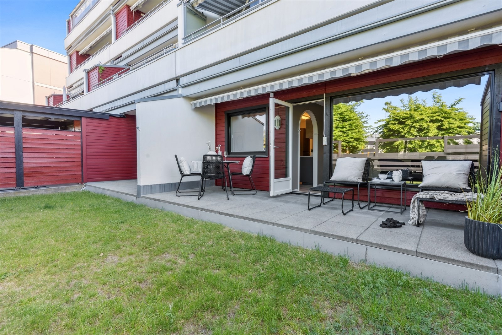 Terrassen fungerer som en forlengelse av stuen i sommerhalvåret. Galleribilde