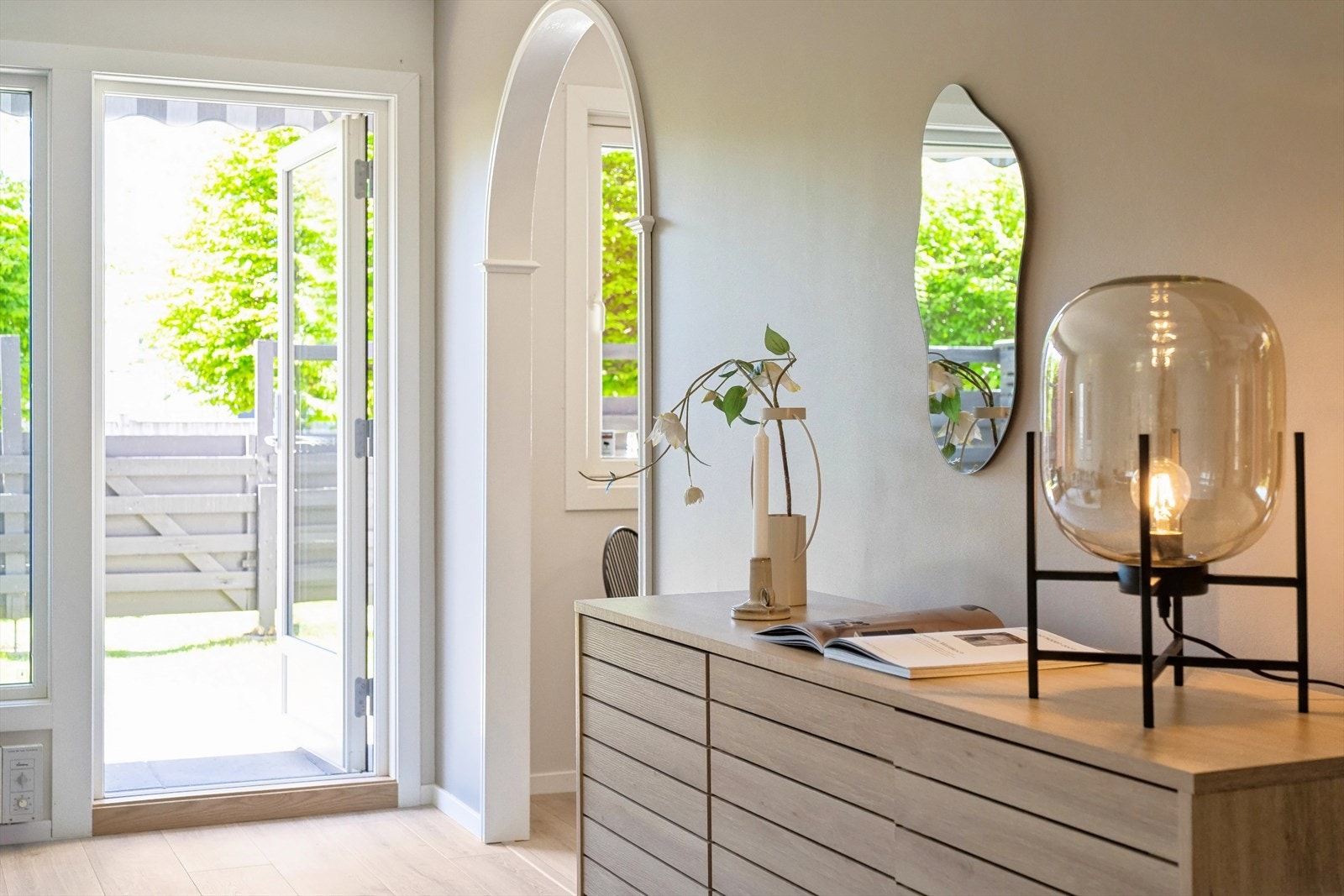 Overflatene er malt i tidsriktige nyanser. Galleribilde