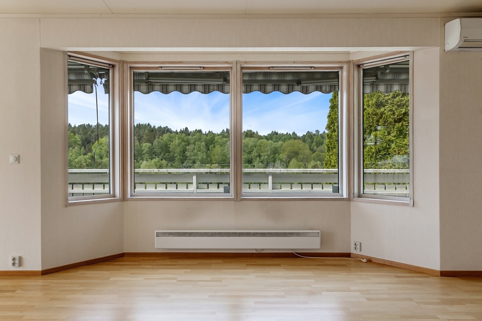 Stuen har gode vindusflater som gir rikelig med lys, samt utgang til stor balkong. Galleribilde