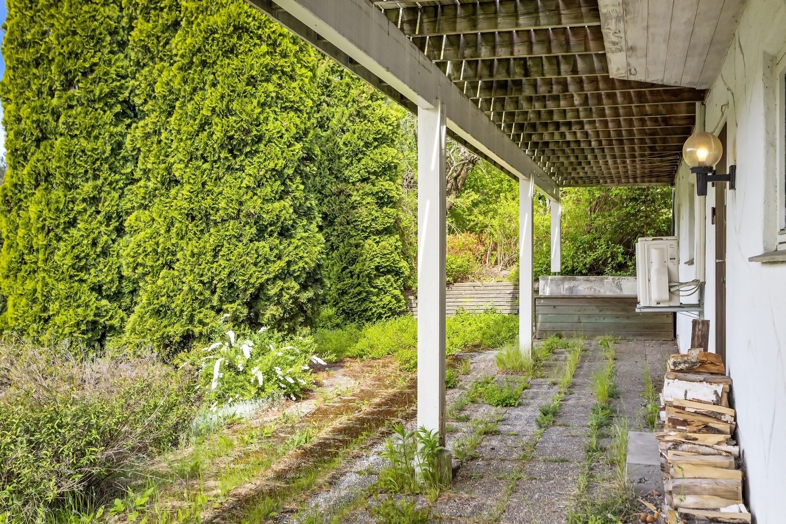 Her har man separat inngang til underetasjen. Muligheter for hybler, snakk med megler. Galleribilde