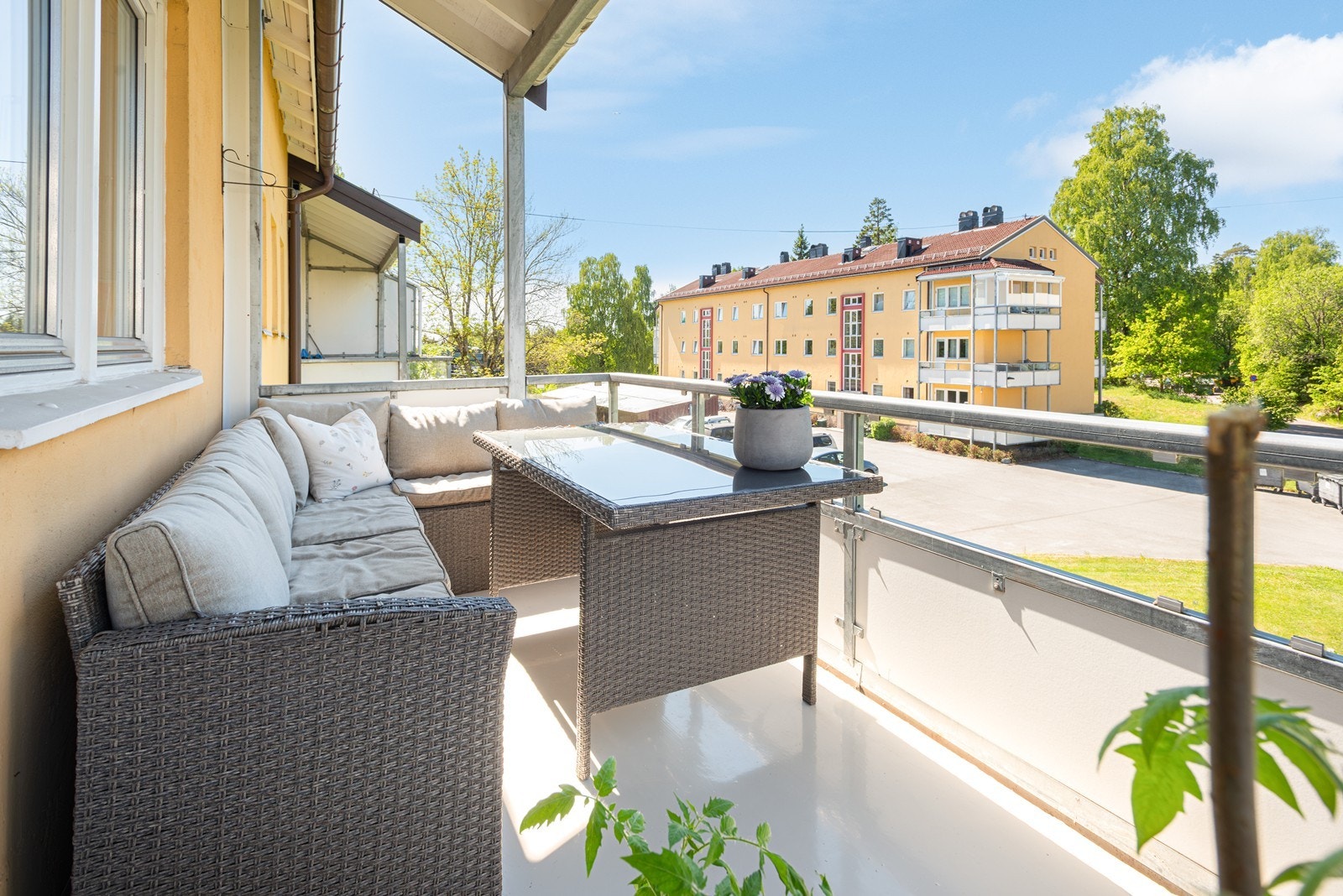 På balkongen er det god plass til sittegruppe, grill og det man skulle ønske av tilhørende møblement Galleribilde