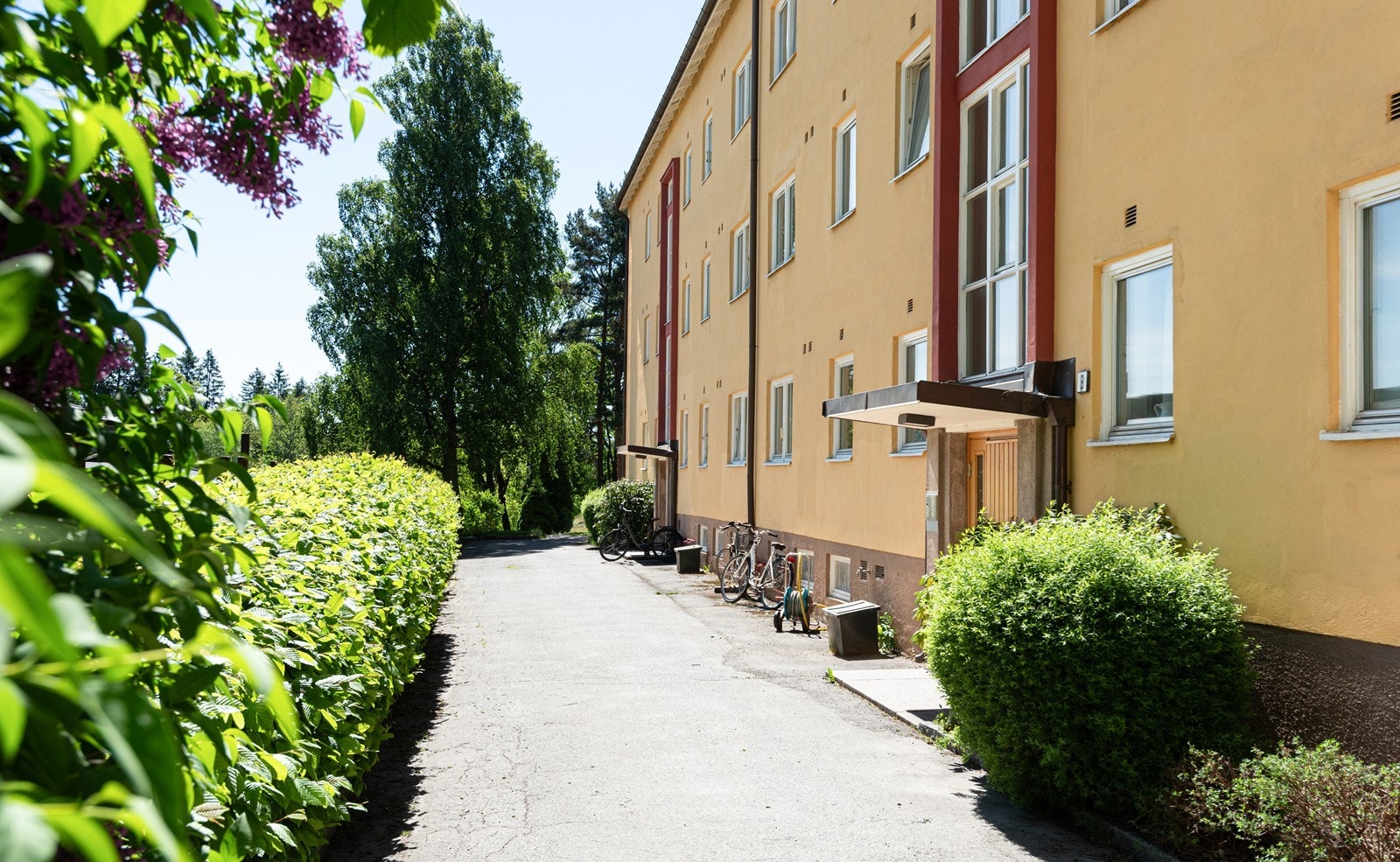 Velkommen inn! Det er parkeringsplasser rett utenfor døra som fritt disponeres av borettslagets medlemmer etter førstemann til mølla prinsippet Galleribilde