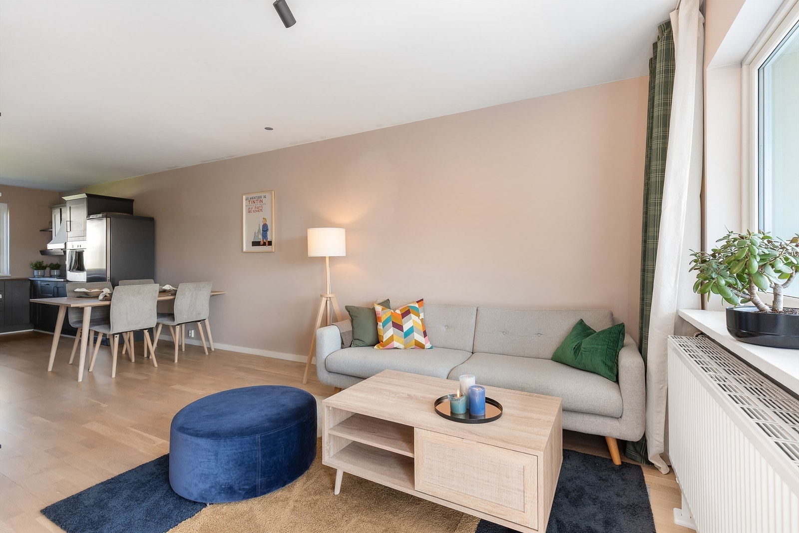 Stuen og kjøkkenet er holdt i en åpen løsning som sørger for et naturlig og sosialt samlingspunkt i leiligheten. Galleribilde