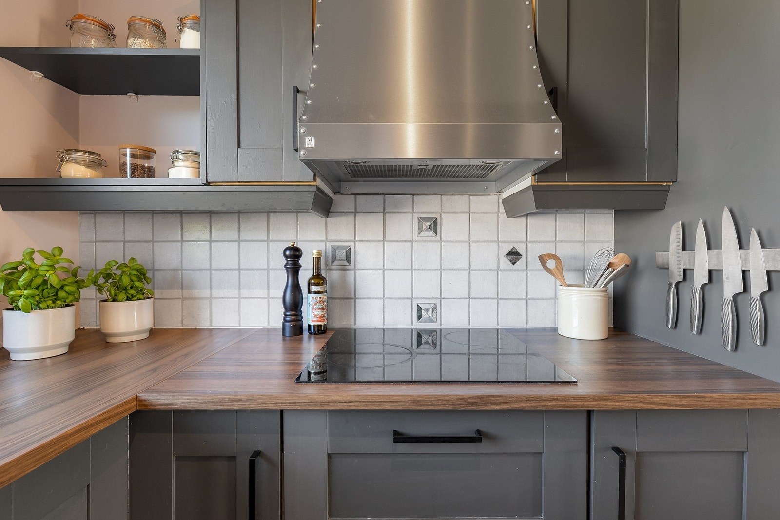 Det er rikelig med oppbevaringsplass i både skuffer og skap, og den store benkeplaten gjør det enkelt å tilberede gode måltider. Galleribilde