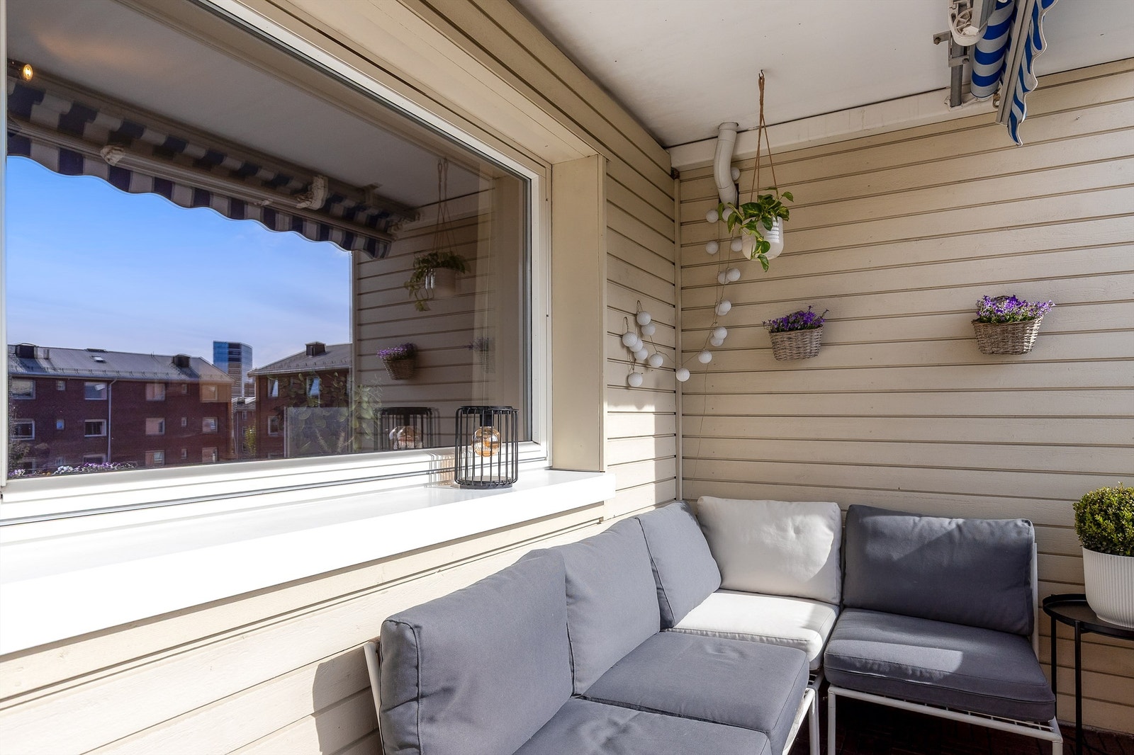 Balkongen er av god størrelse med plass til ønsket utemøblement. Galleribilde