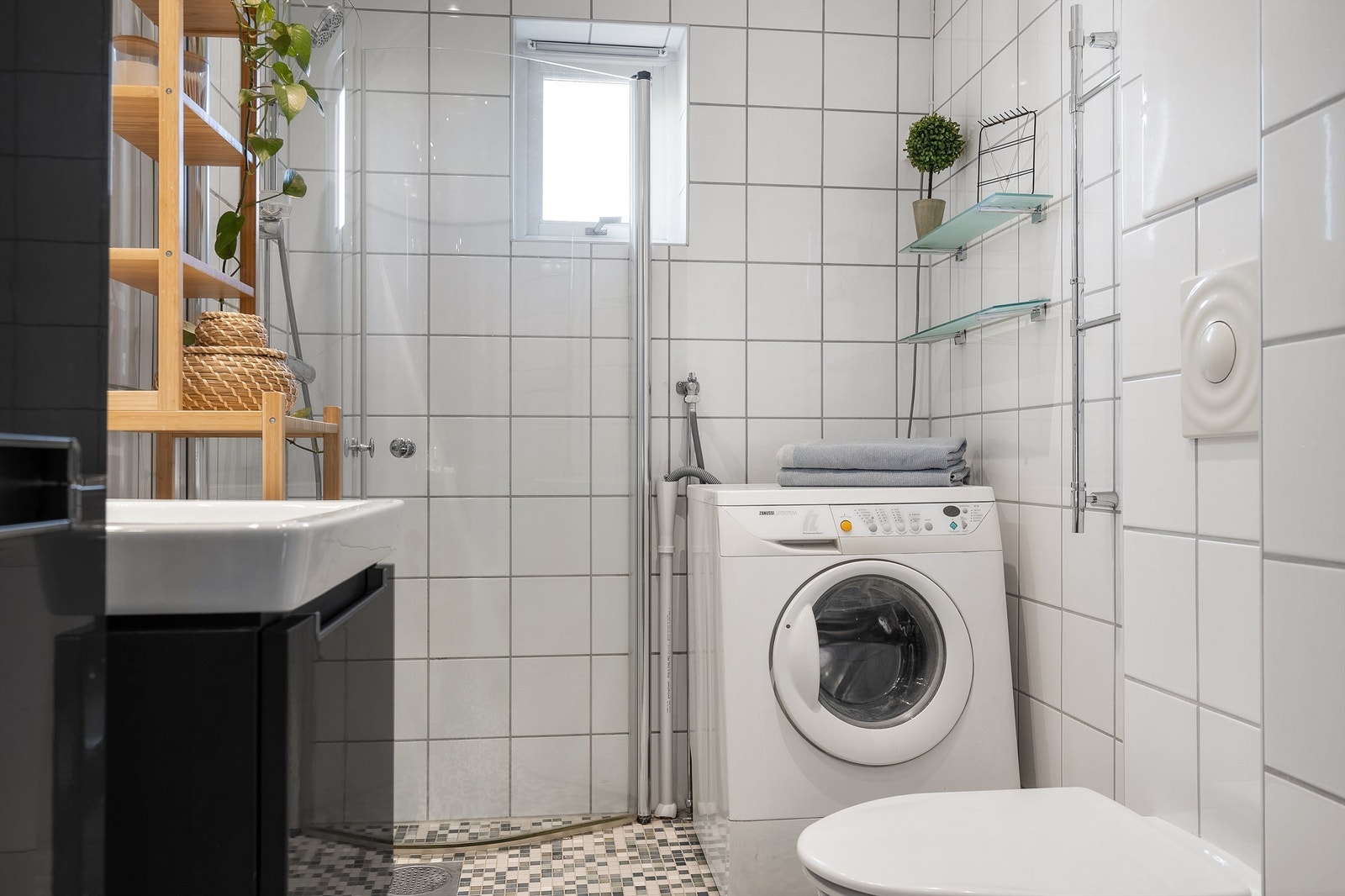 Badet er pent flislagt på gulv og vegger med vannbåren varme i gulvet. Galleribilde