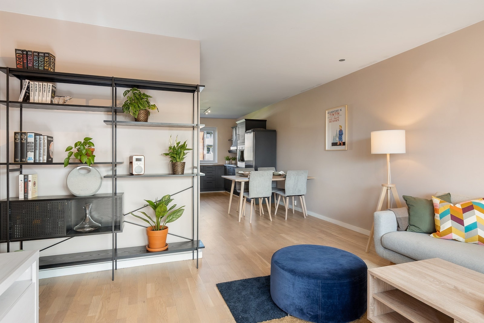 En lys og romslig 3-roms leilighet med god planløsning, åpen stue/ kjøkkenløsning og en stor balkong. Galleribilde