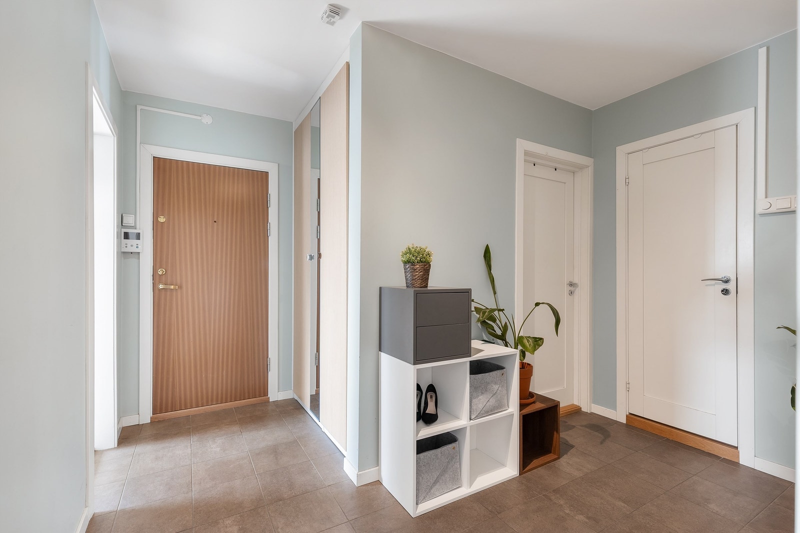 Velkommen inn i leiligheten! Entréen er av god størrelse med plass til å henge fra seg yttertøy og sko. Galleribilde