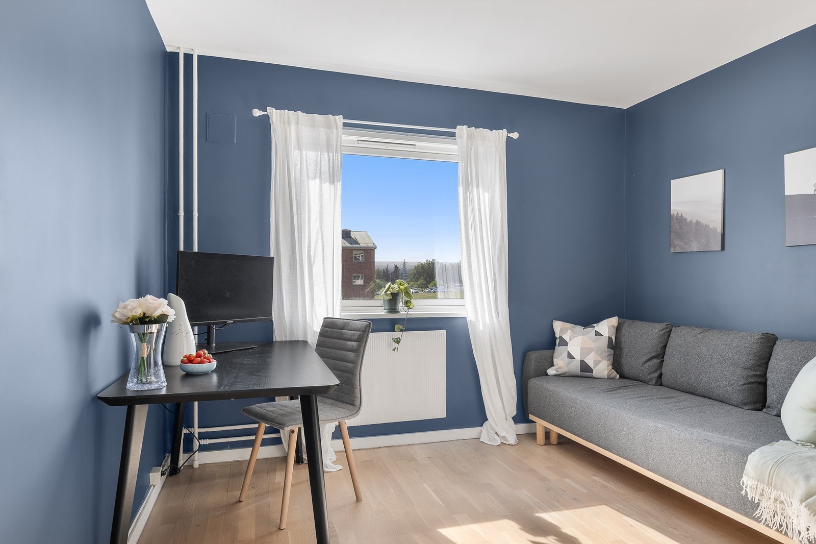 Boligens andre soverom er også av god størrelse og passer perfekt som barnerom, gjesterom eller kontor. Galleribilde