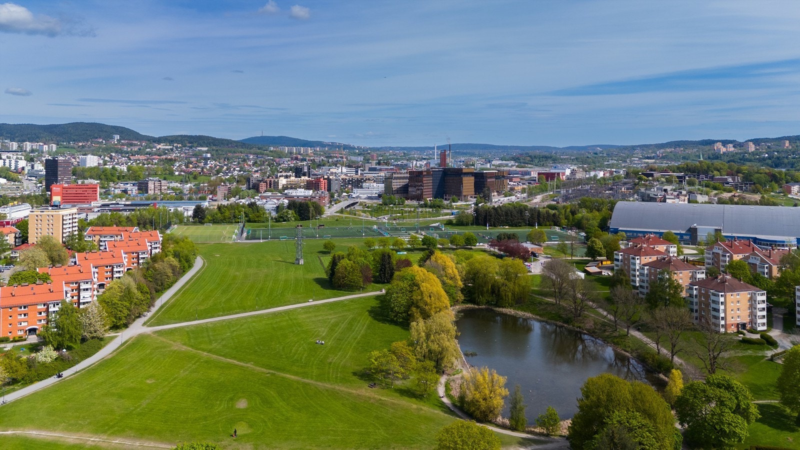Fra boligen er det nærhet til et godt tilbud av offentlig kommunikasjon. Ulvenkrysset busstopp med buss nr. 100, 110 og 300 tar deg til sentrum på ca. 10 min. Galleribilde