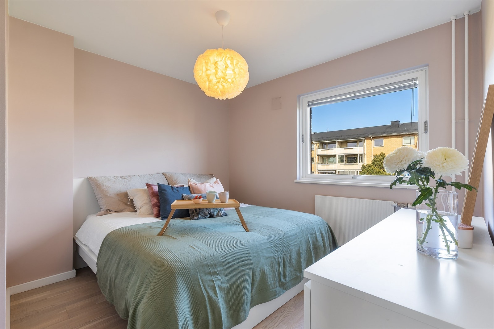 Hovedsoverommet er av god størrelse med plass til dobbeltseng, nattbord og kommode. Galleribilde