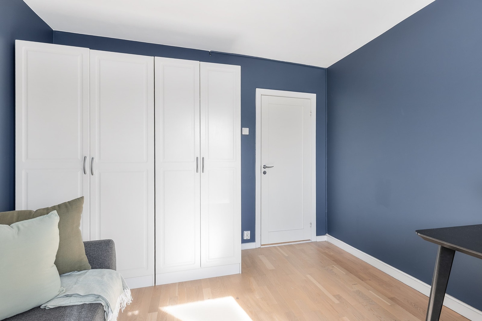 Her er det også rikelig med oppbevaringsplass i en romslig skyvedørsgarderobe. Galleribilde