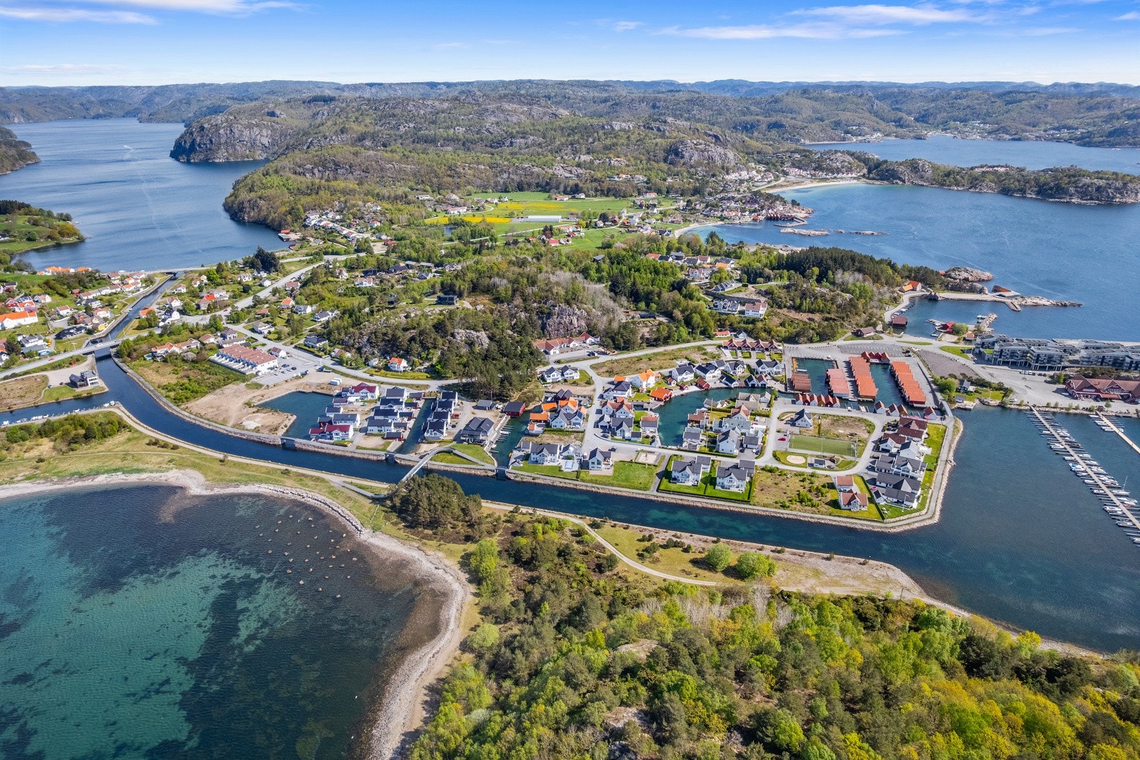 Det er kort vei fra tomten til Spangereid sentrum med butikk, bensinstasjon, golfbane, restaurant, hotell og et yrende folkeliv på sommeren. Galleribilde