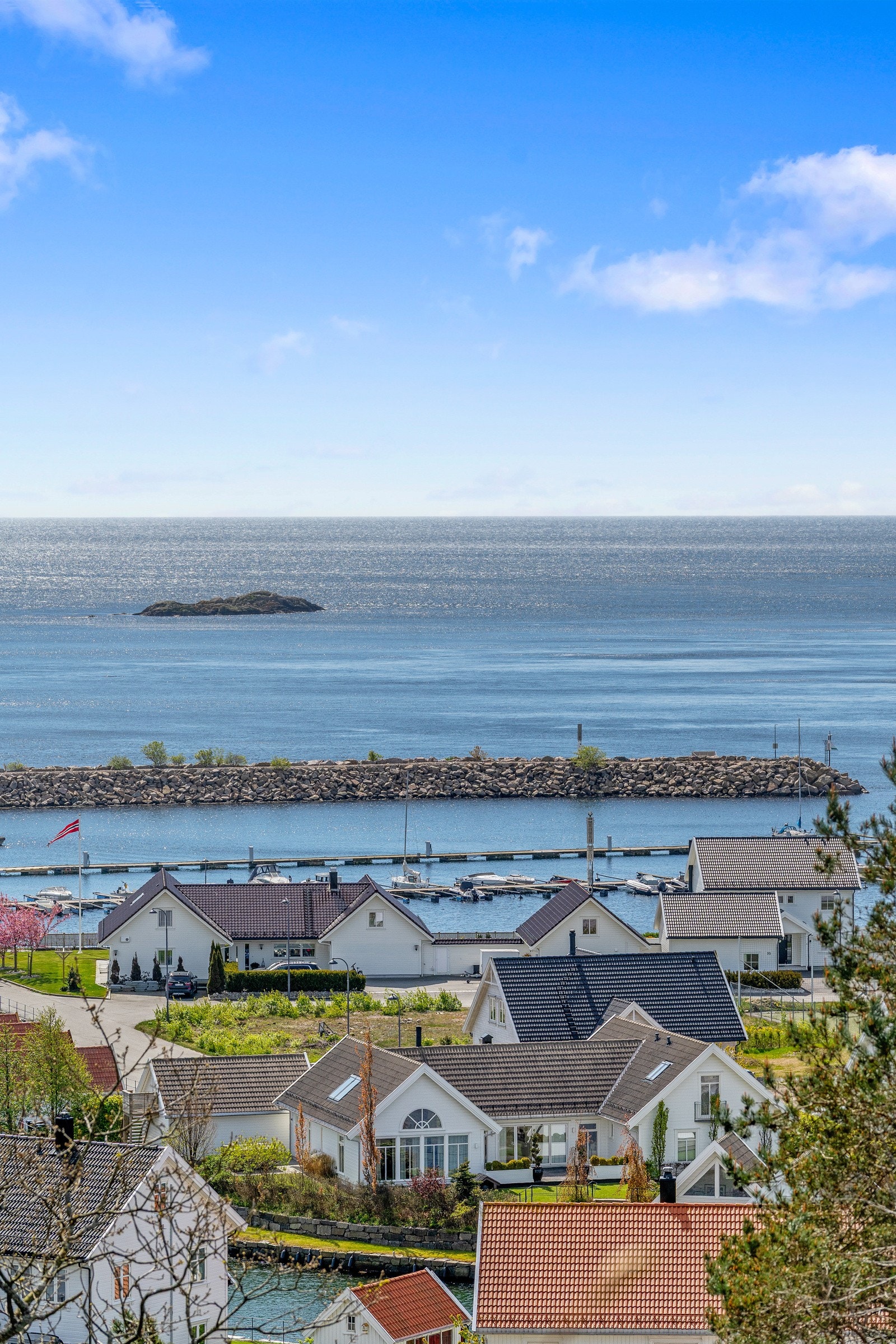 Nydelig utsikt over Båly og ut mot havet! Galleribilde