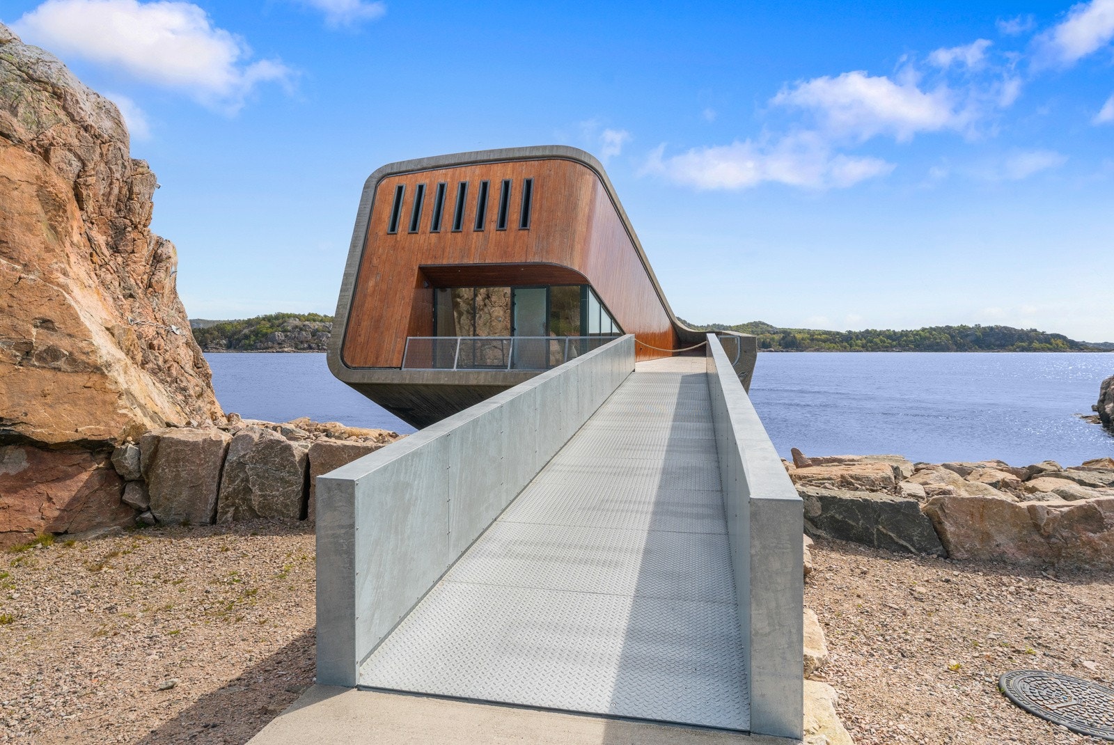 Rett nedenfor tomten ligger den kjente restauranten Under som er delvis nedsenket i vannet. Galleribilde