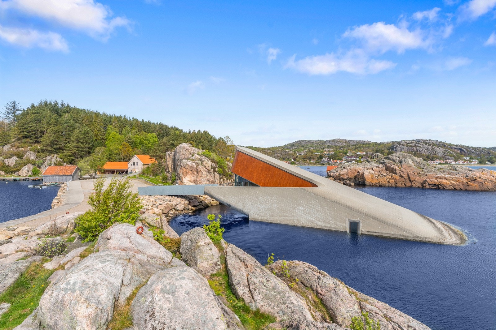 Restauranten Under som ligger i flotte skjærgårdsomgivelser ved tomten. Galleribilde