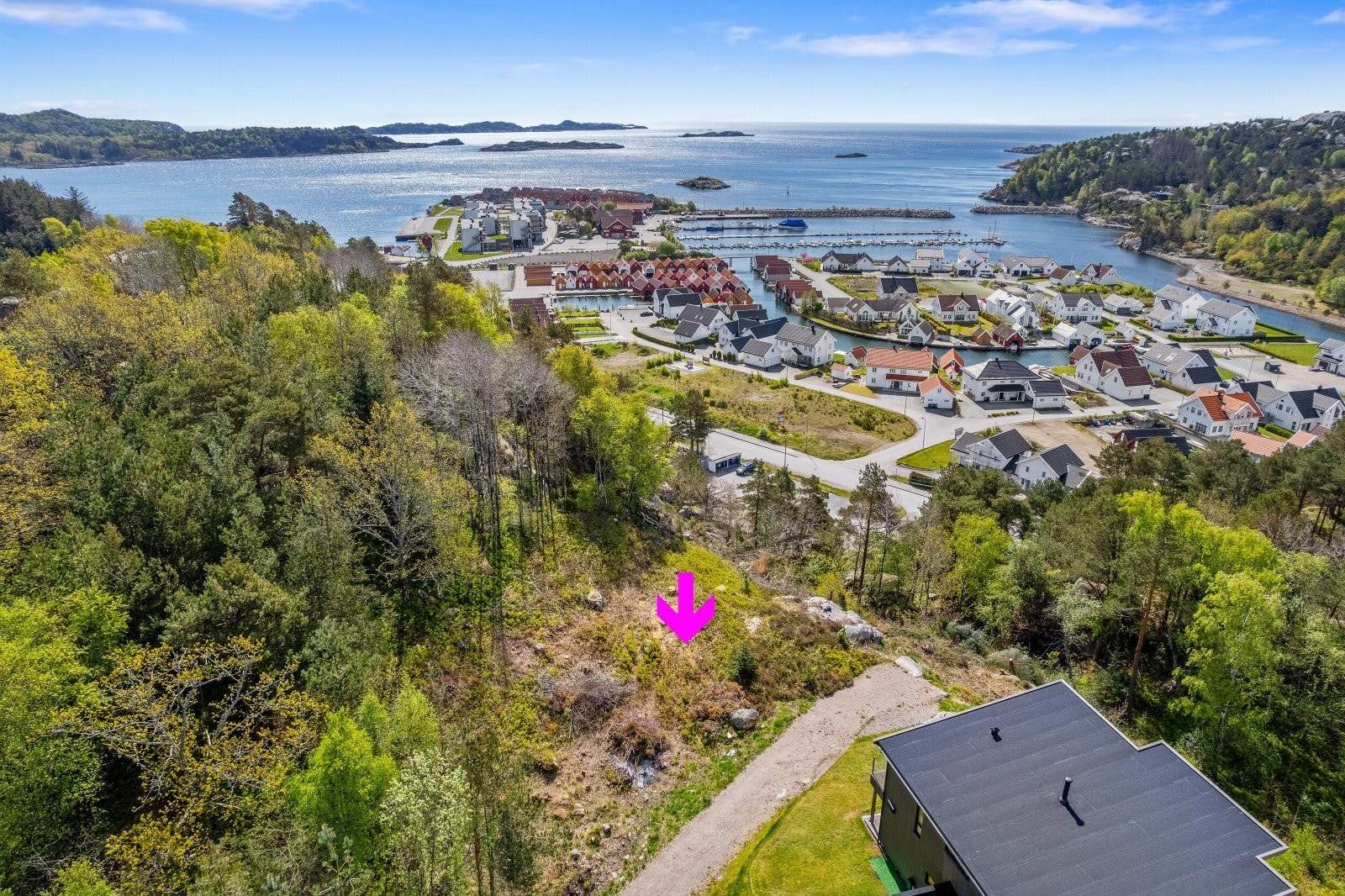 Romslig tomt beliggende innerst i blindvei på Njerveåsen. Galleribilde