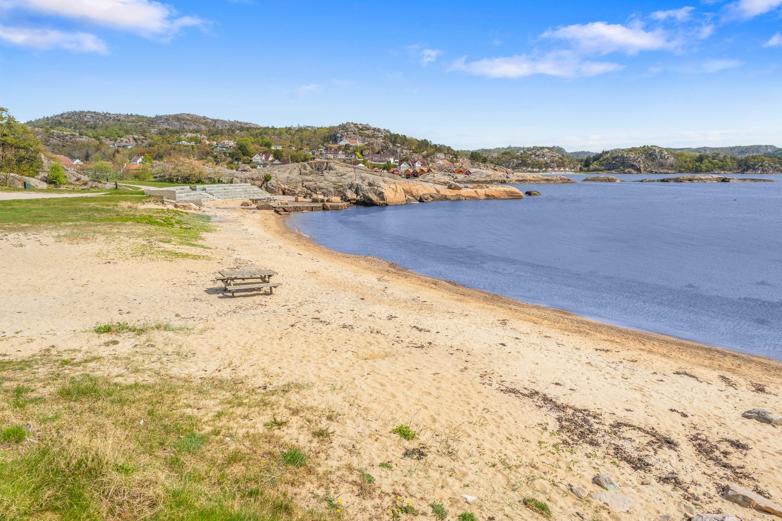 Kråkeviga er et offentlig friområde med nydelig sandstrand og amfi hvor det har vært satt opp både konserter og teaterstykker. Galleribilde